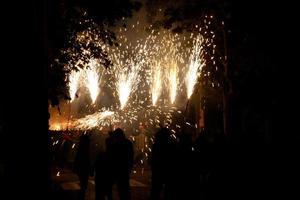 abstraktes foto von teufeln und feuerwerkspartys.