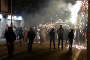 abstraktes foto von teufeln und feuerwerkspartys.