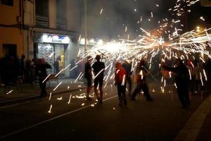 abstraktes foto von teufeln und feuerwerkspartys.