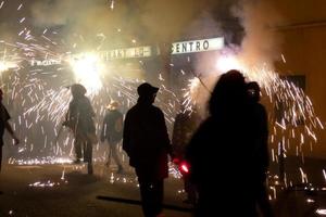 abstraktes foto von teufeln und feuerwerkspartys.