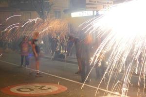 abstraktes foto von teufeln und feuerwerkspartys.