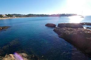 katalanische costa brava, mittelmeer in der stadt sant feliu de guixols. foto