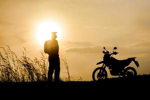 verschwommenes Objektiv, Motocross auf einem wunderschönen Lichtberg-unabhängigen Abenteuertourismuskonzept foto