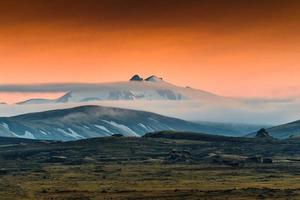 Vulkanischer Berggletscher mit Nebelblasen und Lavafeld im isländischen Hochland im Sommer auf Island foto