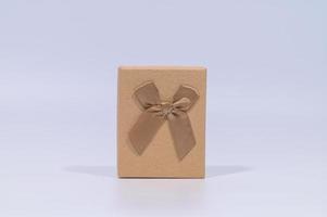 braune Geschenkbox auf weißem Hintergrund