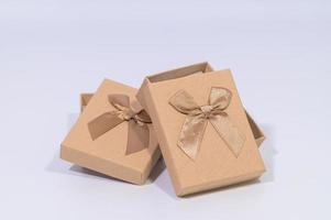 braune Geschenkboxen auf weißem Hintergrund foto