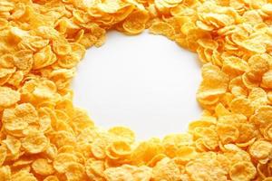 Vollbild von goldenen Cornflakes mit leerem runden Kopierraum in der Mitte von oben gesehen foto