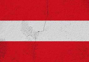 Flagge von Österreich auf einem strukturierten Hintergrund. Konzept-Collage. foto