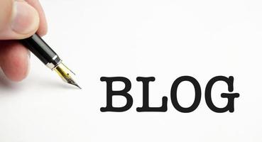 Word-Blog mit Stift und weißem Hintergrund foto