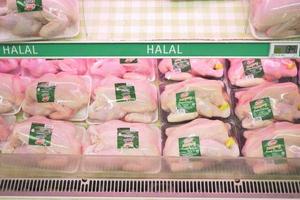 singapur 12. juni 2022 halal-zeichen rohes huhn, das im geschäft ausgestellt wird foto