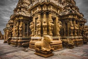 Wunderschöne Pallava-Architektur und exklusive Skulpturen im Kanchipuram-Kailasanathar-Tempel, dem ältesten Hindu-Tempel in Kanchipuram, Tamil Nadu - die besten archäologischen Stätten in Südindien foto