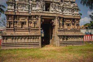 Thirukalukundram ist bekannt für den Vedagiriswarar-Tempelkomplex, der im Volksmund als Kazhugu Koil – Adlertempel – bekannt ist. Dieser Tempel besteht aus zwei Strukturen, eine am Fuße des Hügels und die andere am oberen Hügel foto