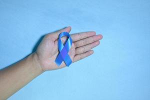 blaue bänder auf blauem hintergrund mit dem wort weltdiabetestag, november männergesundheitsbewusstsein, november blau. Diabetesbewusstsein foto