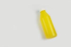 Gelbe Plastikflasche antiseptisch isoliert auf weißem Hintergrund. foto