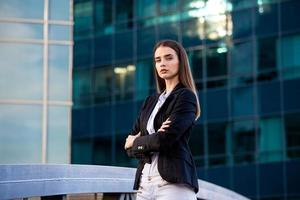 Porträt einer erfolgreichen Geschäftsfrau. schöne junge weibliche Führungskraft in einer städtischen Umgebung foto