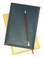 Stapel von Leder-Notizbuch und Bleistift isoliert auf weiss mit Beschneidungspfad foto