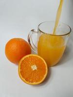 frischer Orangensaft mit Früchten, isoliert auf weiss foto