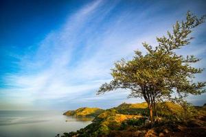 Landschaft mit Bergen und See. wunderschöne landschaften in labuan bajo, inseln, die wie stücke des himmels auf der erde verstreut sind foto