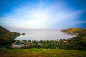 Landschaft mit Bergen und See. wunderschöne landschaften in labuan bajo, inseln, die wie stücke des himmels auf der erde verstreut sind foto