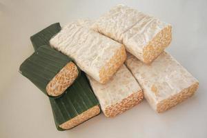 Tempeh oder Tempe ist indonesisches traditionelles Essen aus fermentierten Sojabohnen. Sie sind normalerweise in Bananenblätter eingewickelt foto