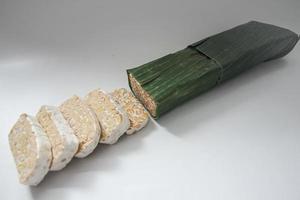 Tempeh oder Tempe ist indonesisches traditionelles Essen aus fermentierten Sojabohnen. Sie sind normalerweise in Bananenblätter eingewickelt foto
