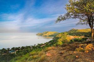 Landschaft mit Bergen und See. wunderschöne landschaften in labuan bajo, inseln, die wie stücke des himmels auf der erde verstreut sind foto