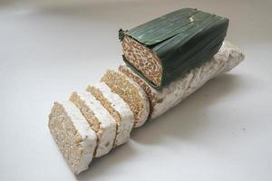 Tempeh oder Tempe ist indonesisches traditionelles Essen aus fermentierten Sojabohnen. Sie sind normalerweise in Bananenblätter eingewickelt foto