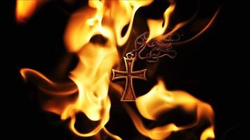 christliches Symbolkreuz in Brand foto