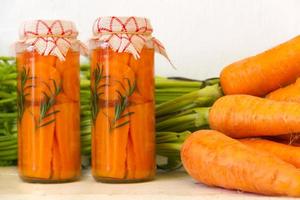 handwerkliche Zubereitung von eingelegten frischen Bio-Karotten foto