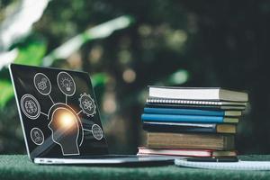 helle Glühbirne und Symbol mit Buch. geschäftserfolgsidee und bildung oder online-lernkonzept. Leistung und Inspiration von Geschäftsleuten. Technologie, schaffen Sie Fantasie für Inspiration. foto