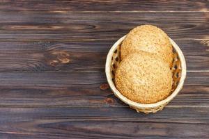 Leckeres Brötchen mit Korbbrot auf Holzhintergrund foto