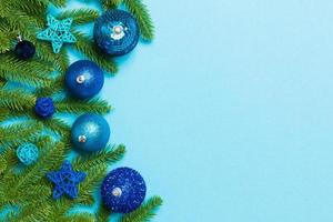 satz festliche kugeln, tannenbaum und weihnachtsdekorationen auf buntem hintergrund. Draufsicht auf das neue Jahr-Ornament-Konzept mit Kopierraum foto