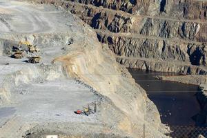 Blick auf die Bergbautätigkeit in Minas de Riotinto in Spanien. Apokalypse Landschaft. Extraktivismus. Bergbaudorf in Andalusien. Zerstörung der Erde. Störung der Natur. Bergbauindustrie. foto