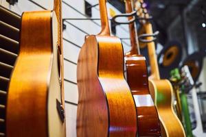 Reihe klassischer Akustikgitarren im Shop foto