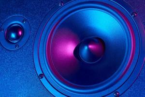 Sound-Audio-Lautsprecher mit Neonlichtern foto