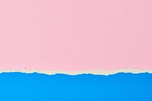 zerrissene zerrissene papierkante mit kopierraum, rosa und blauem farbhintergrund foto