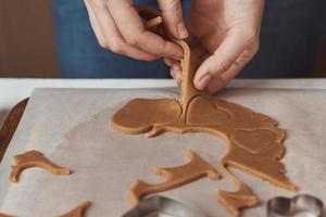 lebkuchenplätzchen in herzform zum valentinstag machen. foto