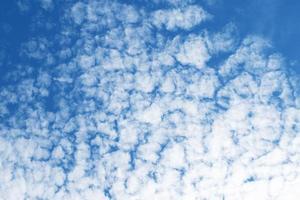 sauberer blauer Himmel und weiße Wolken Himmelshintergrund mit Platz für Dekoration. und verwendet, um Tapeten herzustellen oder im Grafikdesign zur Arbeit zu bringen. foto