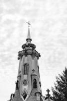 christliches Kirchenkreuz im hohen Kirchturm zum Gebet foto