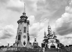 christliches Kirchenkreuz im hohen Kirchturm zum Gebet foto