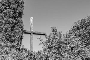 christliches Kirchenkreuz im hohen Kirchturm zum Gebet foto