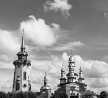 christliches Kirchenkreuz im hohen Kirchturm zum Gebet foto