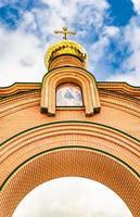 christliches Kirchenkreuz im hohen Kirchturm zum Gebet foto