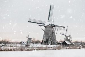 windmühlen in kinderdijk, niederlande im winter foto