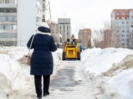 Schneeräumung. Straßenfoto. große Schneeverwehungen in der Stadt. der Weg nach der Passage des Schneepfluges. foto