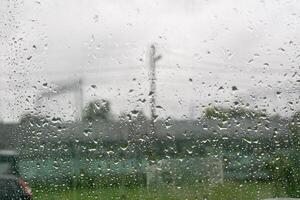 Regentropfen auf Fenster foto