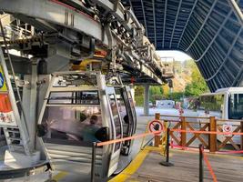 moderne schöne Seilbahn, Lift, Standseilbahn in den Bergen im Urlaub in einem warmen tropischen östlichen paradiesischen Land im Süden foto