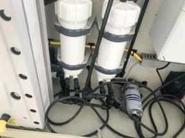 weiße industrielle zylindrische professionelle austauschbare Filter zur Wasserreinigung mit Ionenaustauscherharz foto