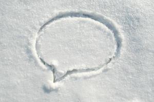 gezeichneter abgerundeter Rahmen im Schnee, an einem sonnigen Wintertag. Platz kopieren. foto
