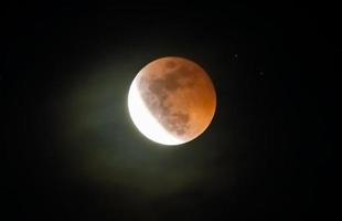 die Mondfinsternis. fotografierter Blutmond foto